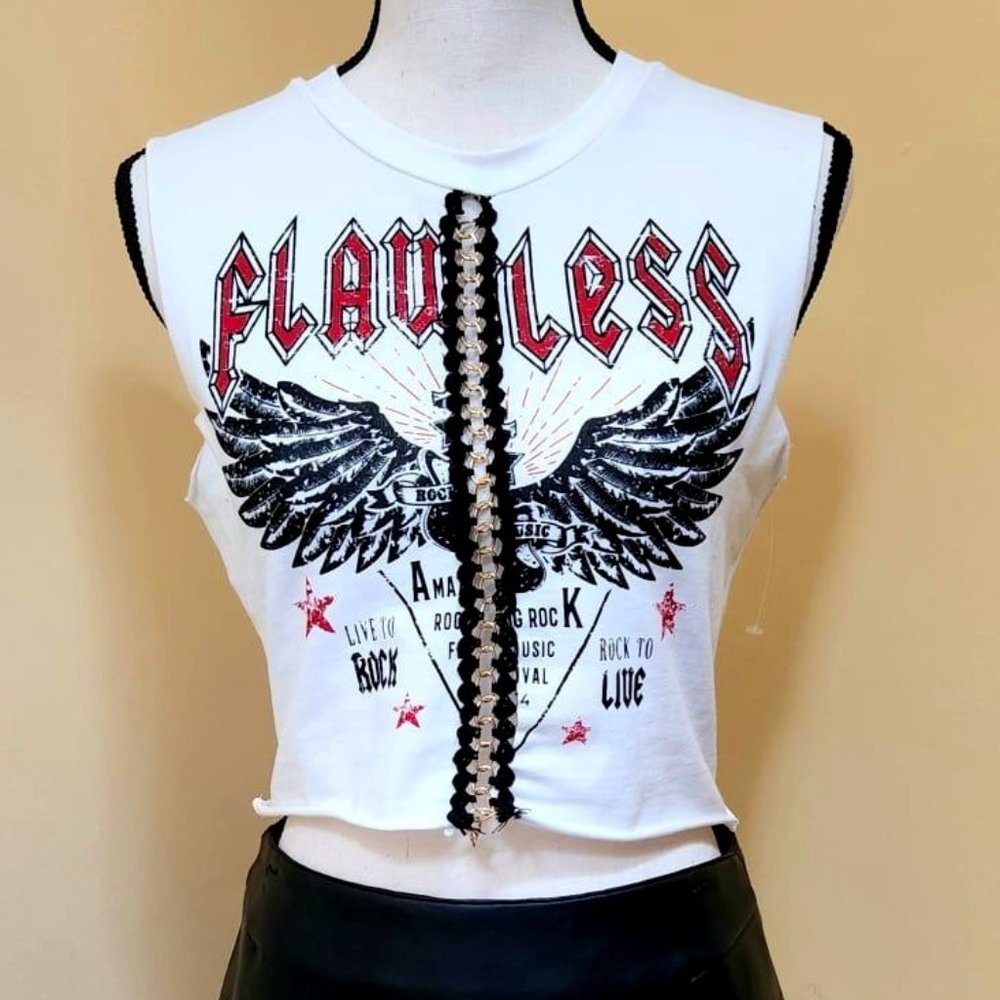 Chic Rock-n-Roll 'Flawless' crop tee ~L